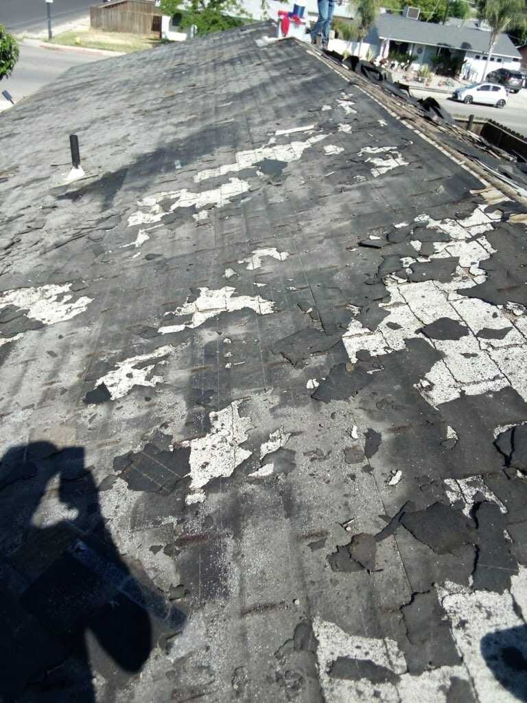 Techo deteriorado antes de la remodelación por Puertos HDZ