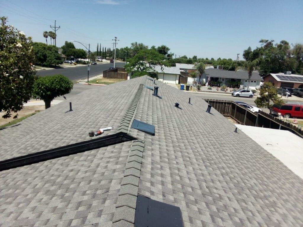 Techo nuevo color gris instalado por Puertos HDZ en Fresno